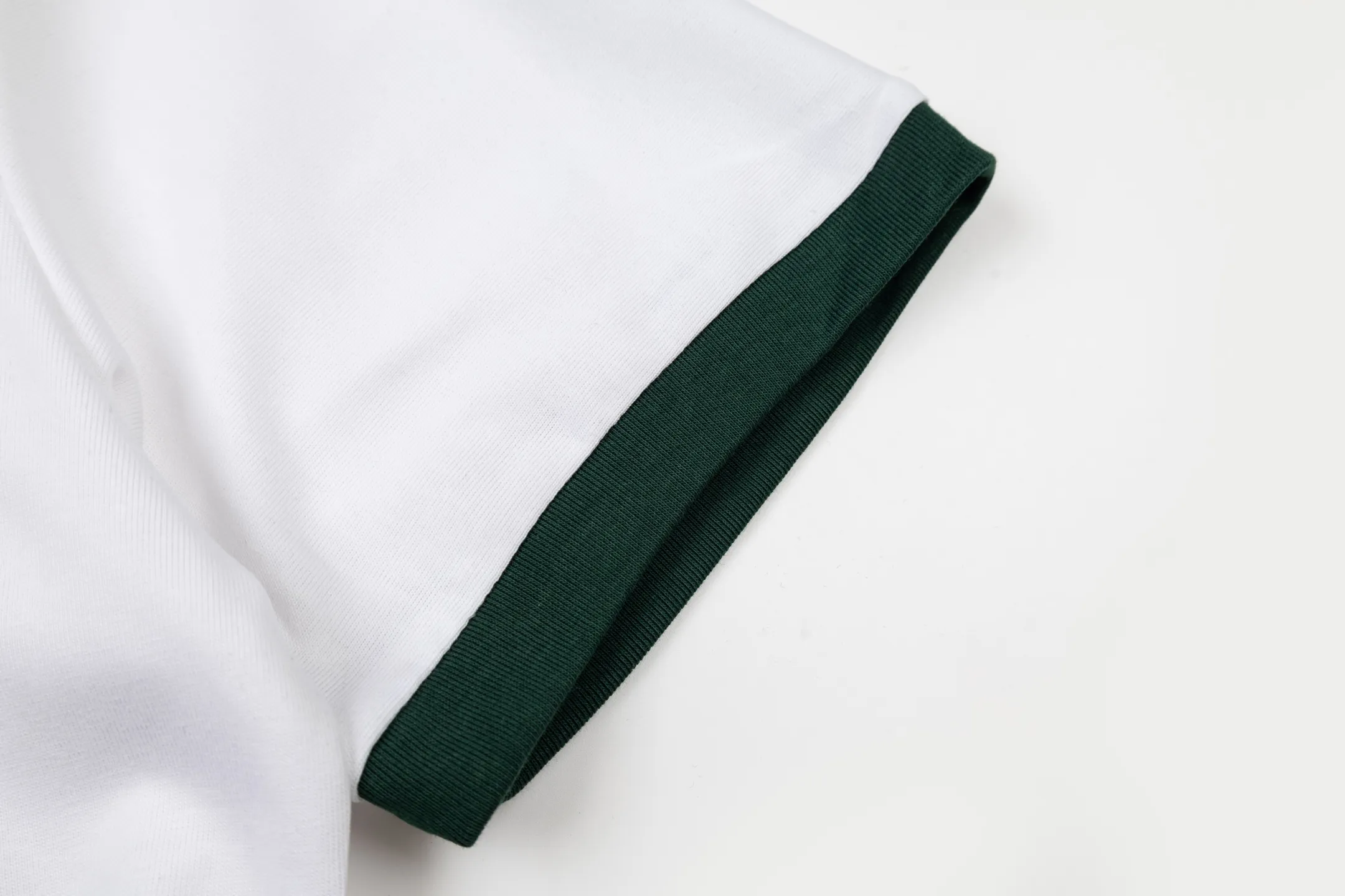 Adidas clover letter foam short-sleeved T-shirt Classic Black White color, pure cotton material is skin-friendly and breathable, super comfortable for daily wear! White round neck + cuffs with contrasting design, and the clover logo on the chest is very recognizable✨. The loose fit is suitable for a variety of body types. It can be worn casually with jeans or sweatpants, and you can easily get a casual and sporty style~ It can be easily used for daily travel, sports, and leisure! Style number: A 179# Color: Black White Size: S M L XL XXL